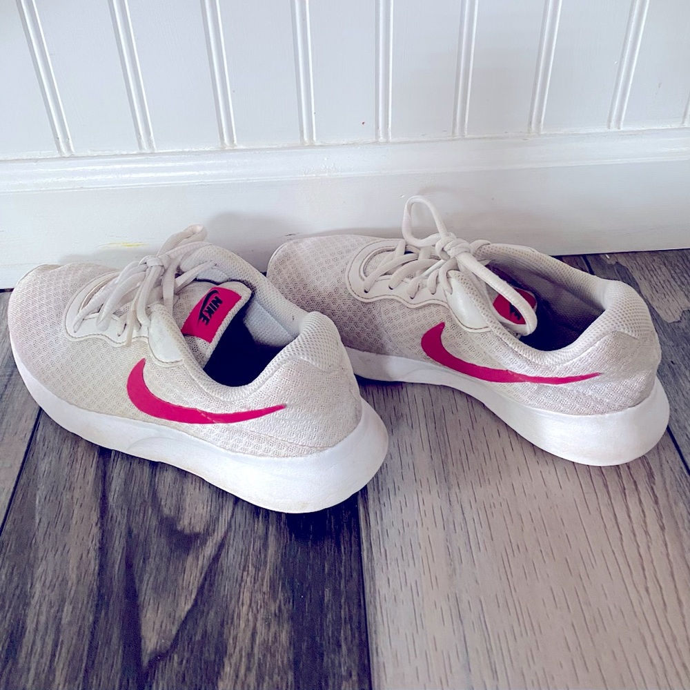 Ladies Nike white and pink trainers / running shoes size 6